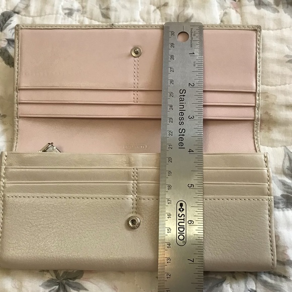 Coach, vintage cream coloured wallet - Picture 6 of 8